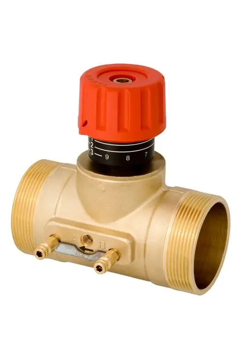 Messventil mit rotem Einstellknopf und zwei Anschlüssen, gefertigt aus Messing. Produkt von Danfoss zur Regelung und Messung von Strömungen in Heizsystemen.